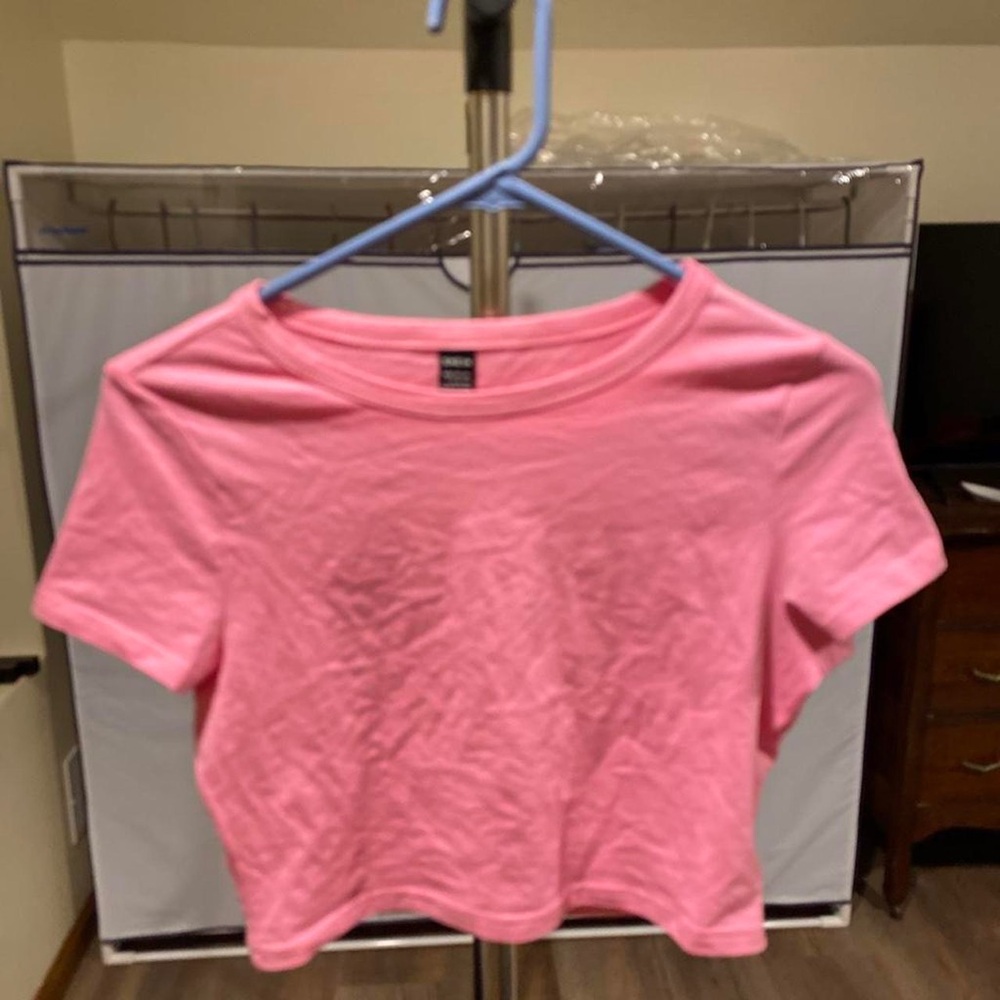 SHEIN Pink Short Sleeve Crop Top